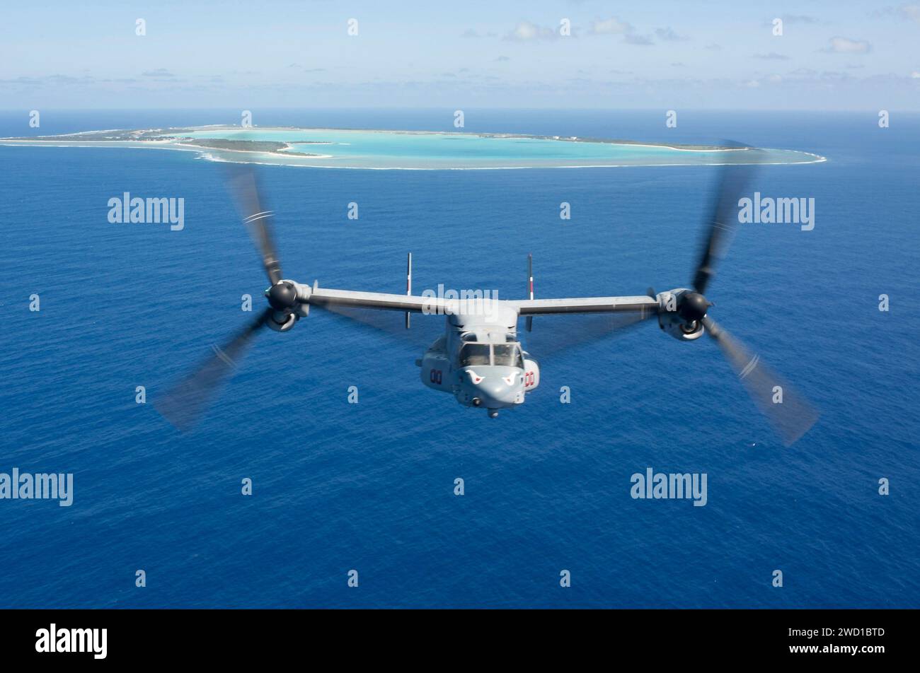 Ein MV-22B Osprey fliegt an Wake Island vorbei. Stockfoto