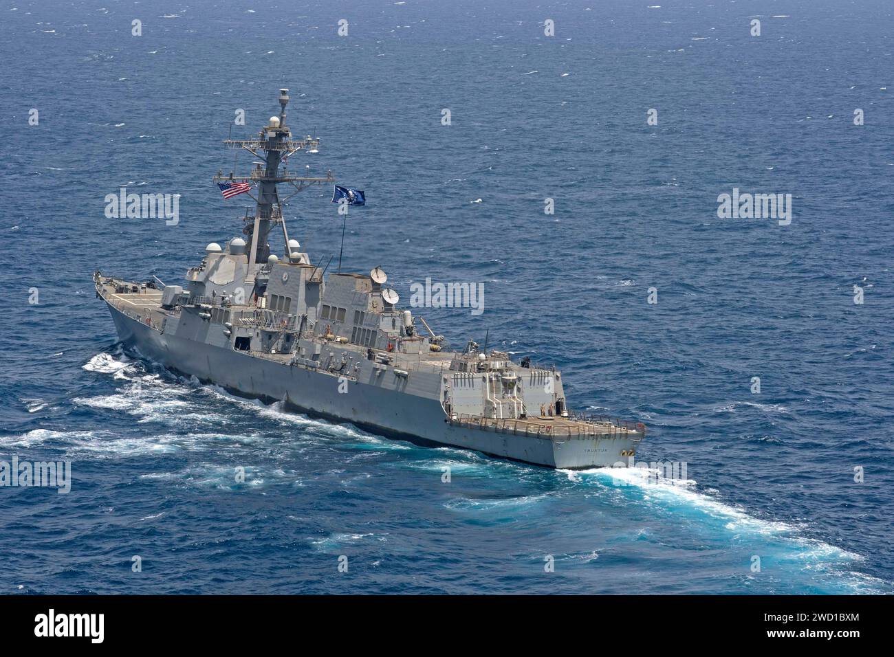 Der Raketenzerstörer USS Truxtun durchquert das Rote Meer. Stockfoto