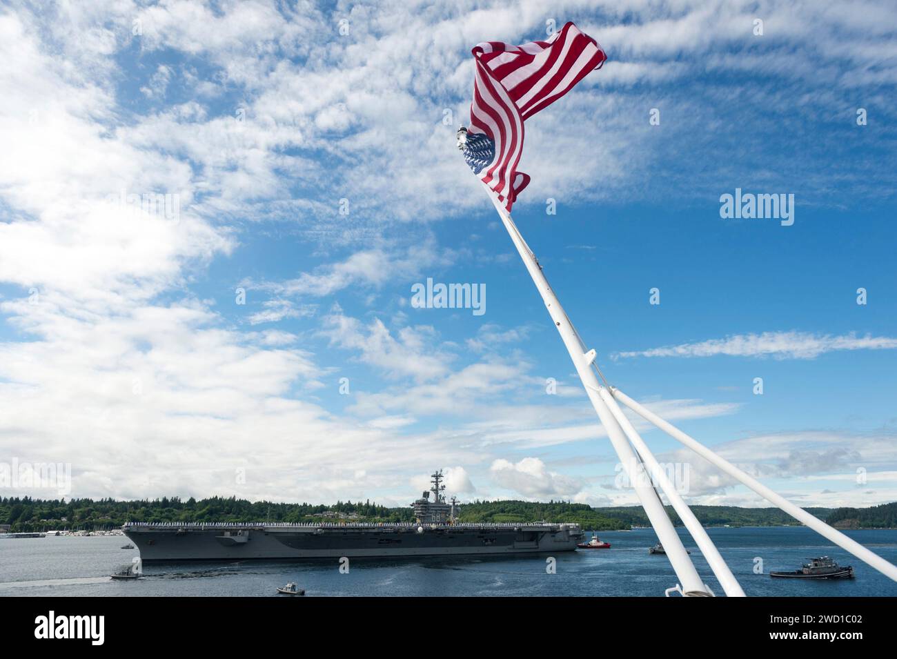Der Flugzeugträger USS Nimitz verlässt seinen Heimathafen. Stockfoto
