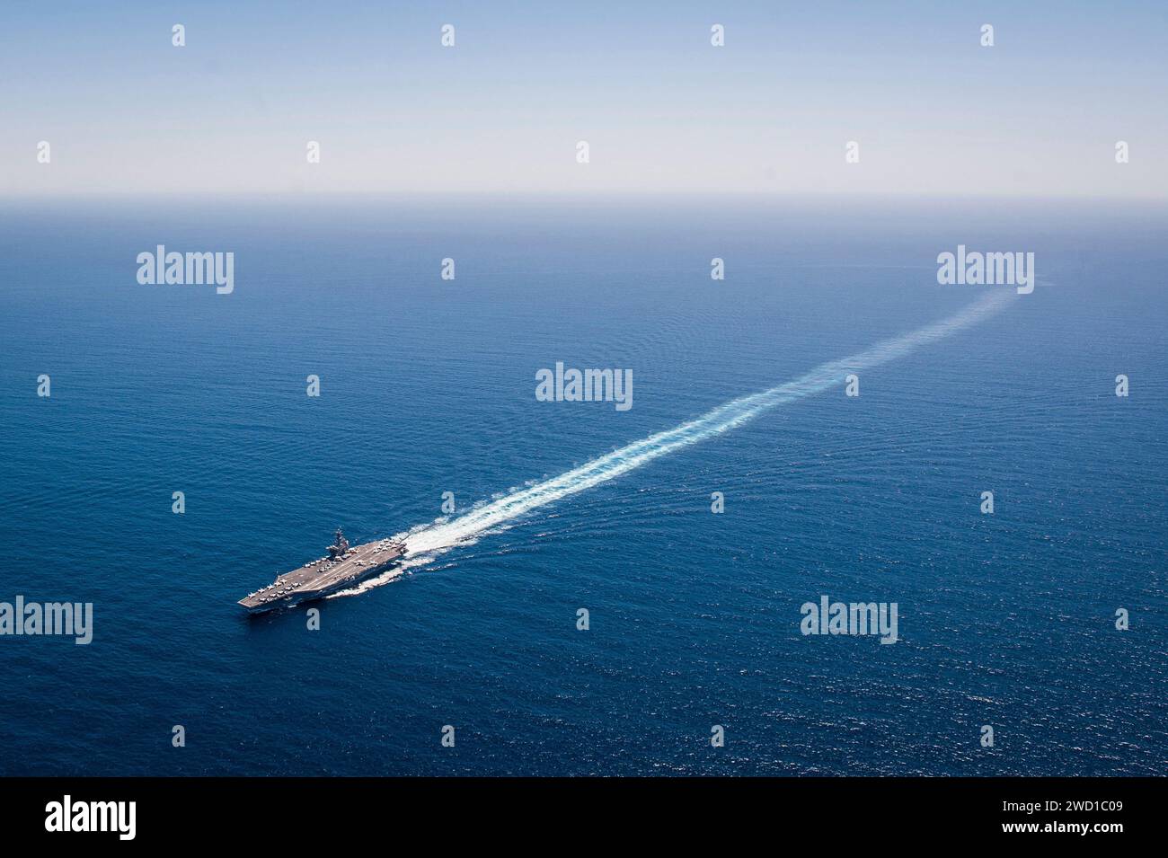 Der Flugzeugträger USS Theodore Roosevelt durchquert den Pazifik. Stockfoto