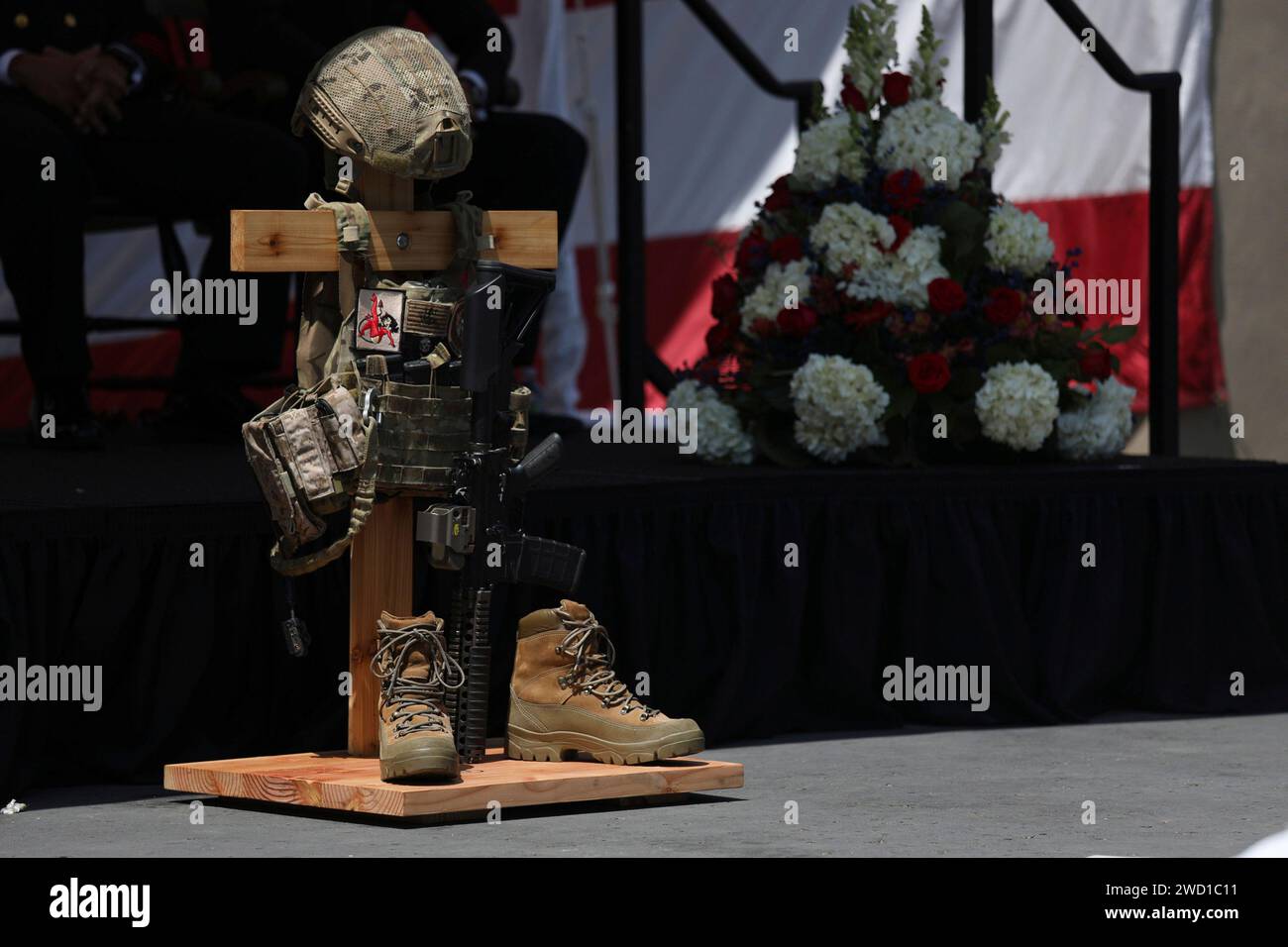 Ein Schlachtfeldkreuz wird zu Ehren eines gefallenen Soldaten während einer Gedenkfeier ausgestellt. Stockfoto