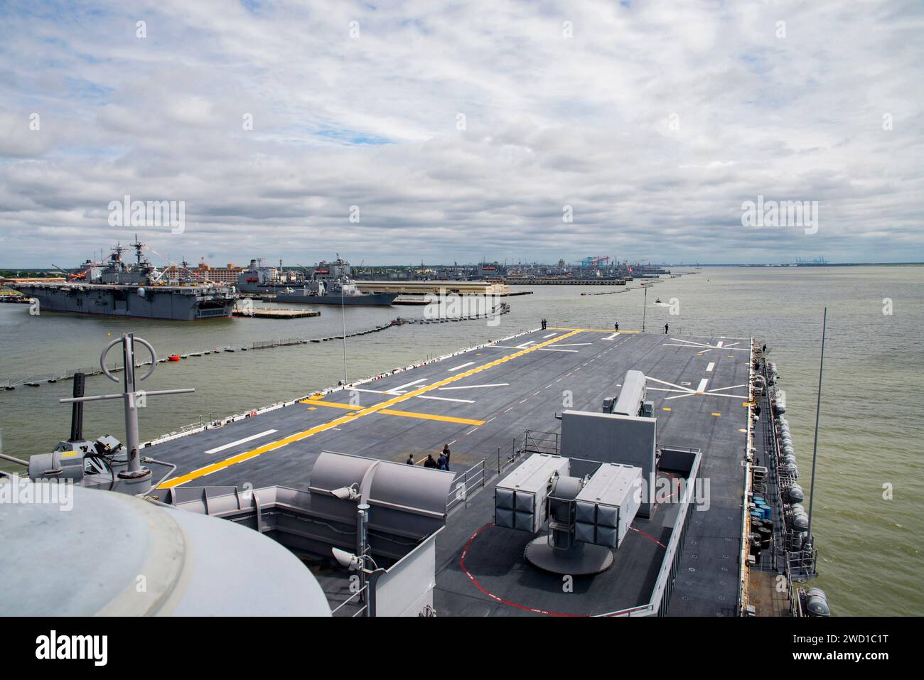Das amphibische Angriffsschiff USS Wasp erreicht die Marinestation Norfolk, Virginia. Stockfoto