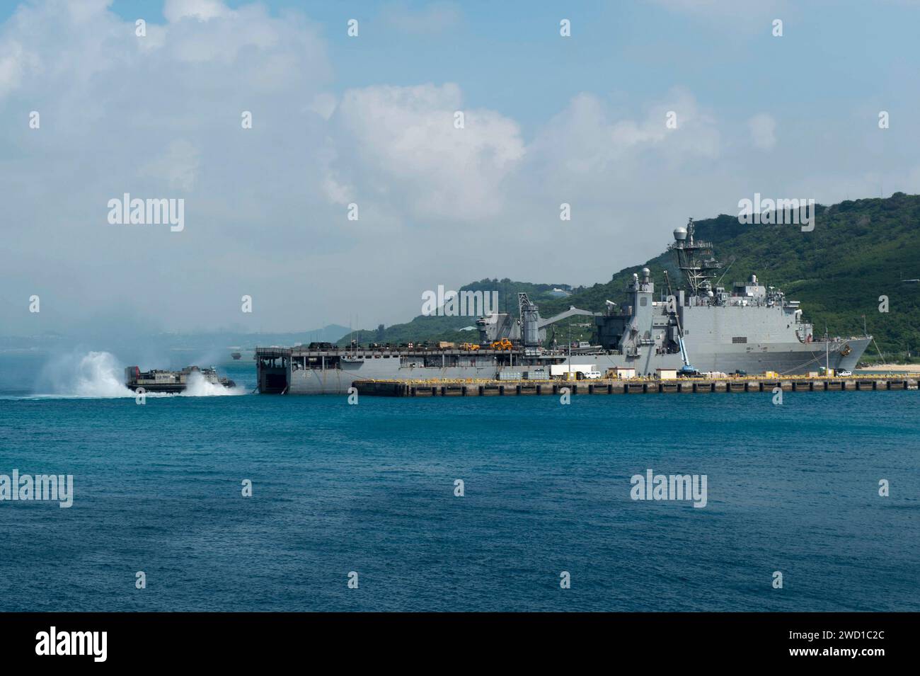 Landing Craft Air Cushion betritt das Brunnendeck des Dock-Landungsschiffes USS Ashland. Stockfoto