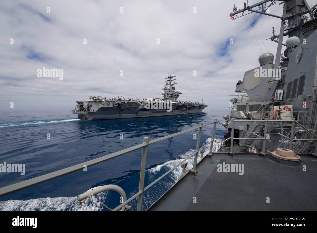 Die USS Shoup zieht an der Seite des Flugzeugträgers USS Nimitz im Pazifik. Stockfoto