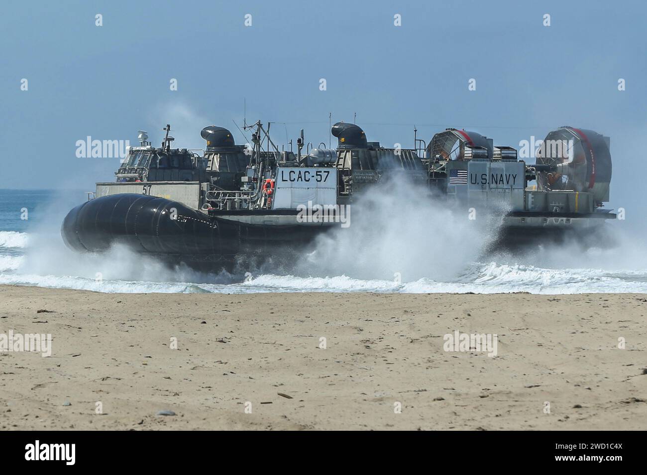 Ein Luftkissen des Landungsbootes landet in Red Beach, Camp Pendleton, Kalifornien. Stockfoto Ein Luftkissen des Landungsbootes landet in Red Beach, Camp Pendleton, Kalifornien. Stockfoto