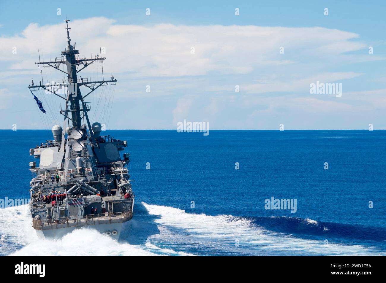 Der Raketenzerstörer USS John S. McCain bricht von einer Tankstelle auf See ab. Stockfoto