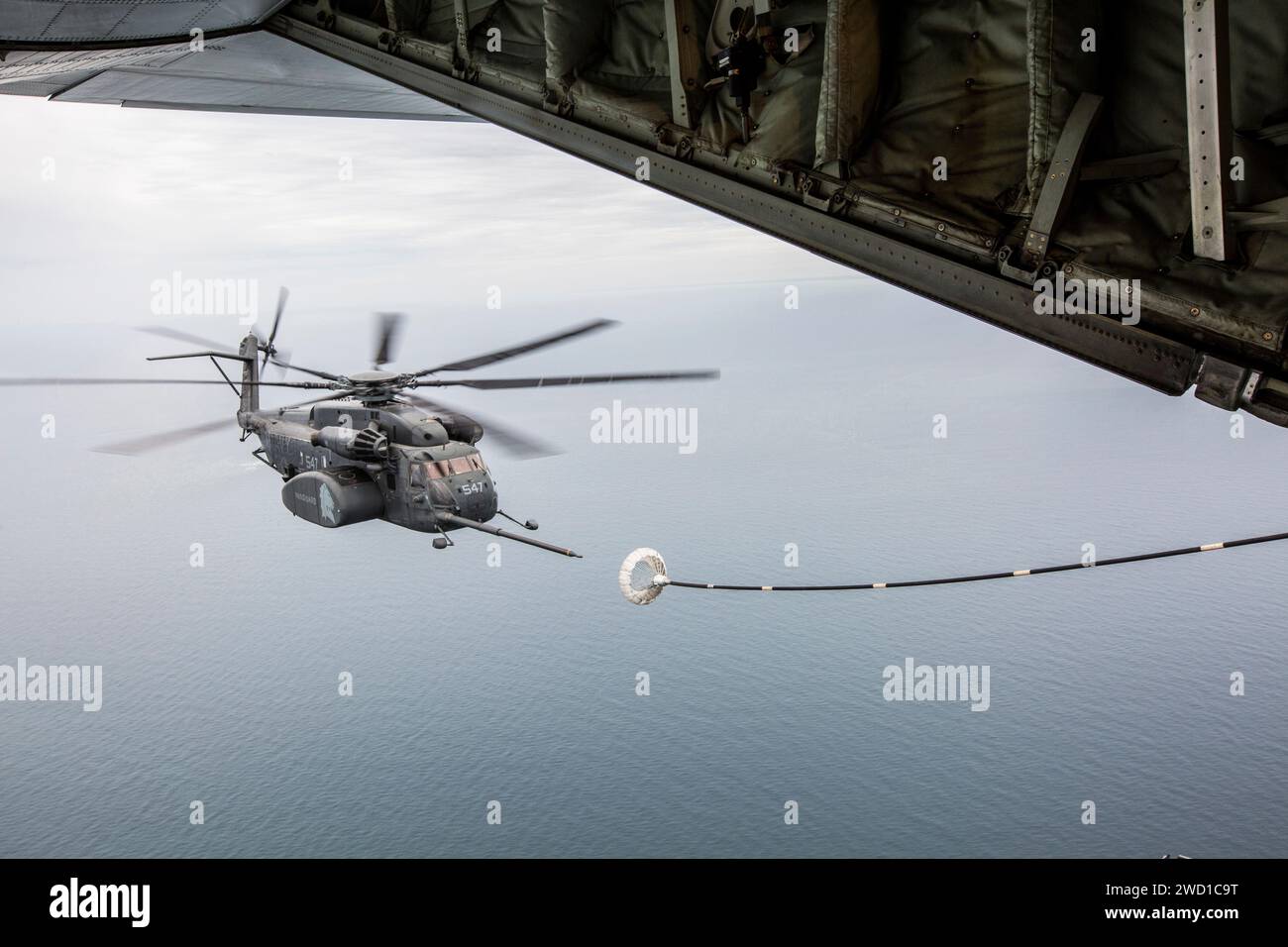 Ein MH-53E Sea Dragon betankt vor der Küste North Carolinas. Stockfoto