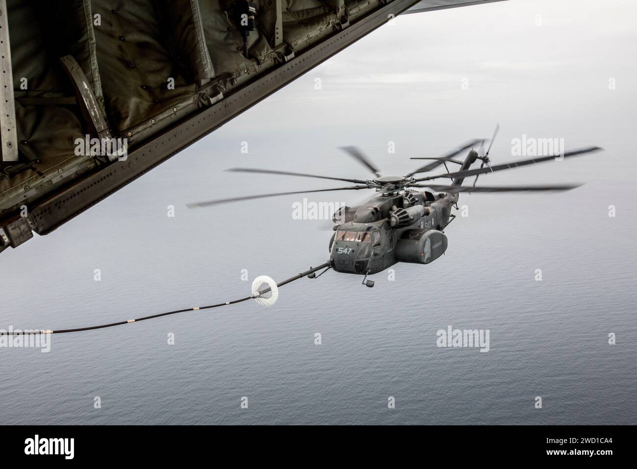 Ein MH-53E Sea Dragon Helikopter betankt vor der Küste North Carolinas. Stockfoto