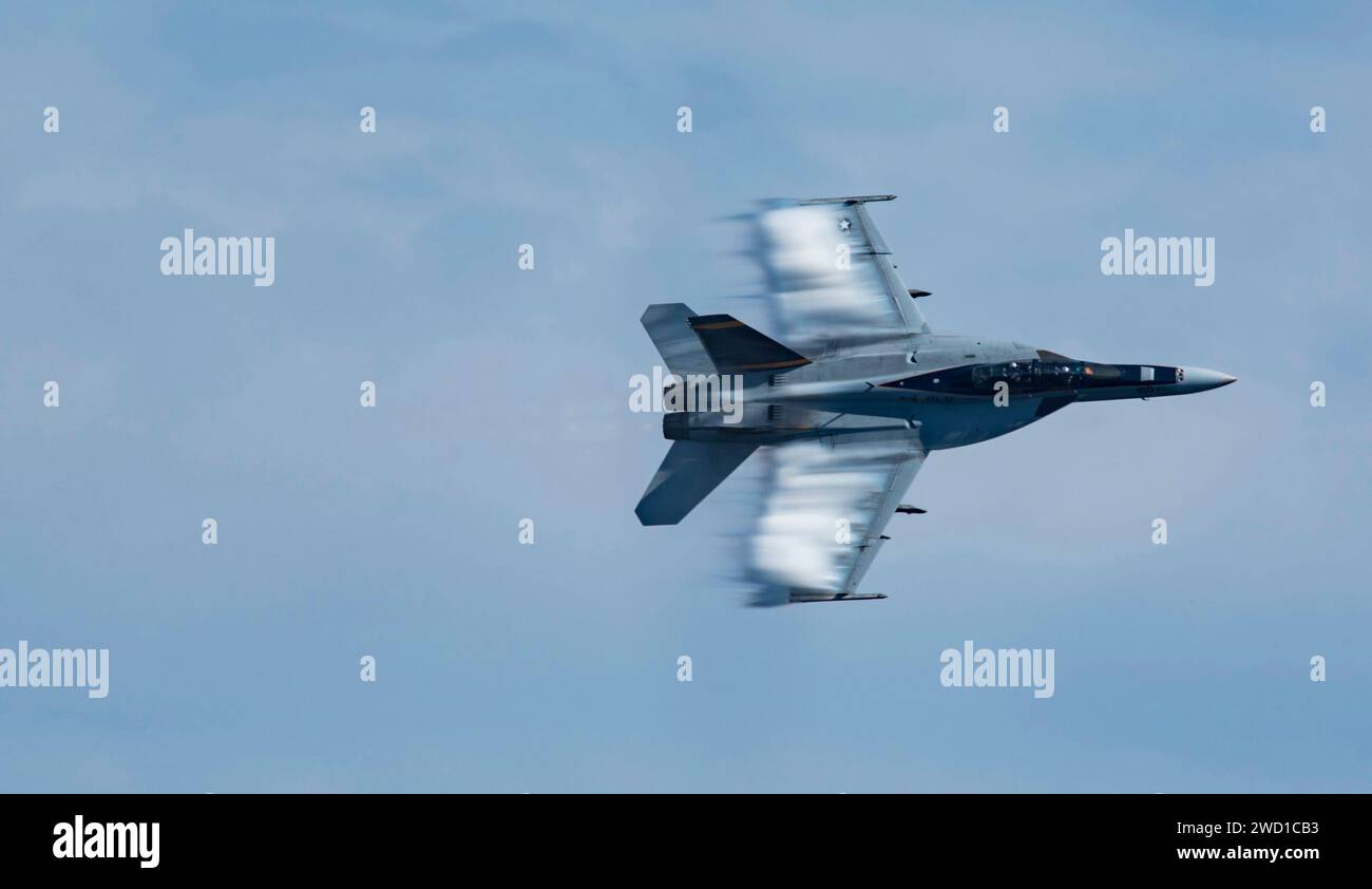 Eine F/A-18F Super Hornet fliegt mit hoher Geschwindigkeit. Stockfoto