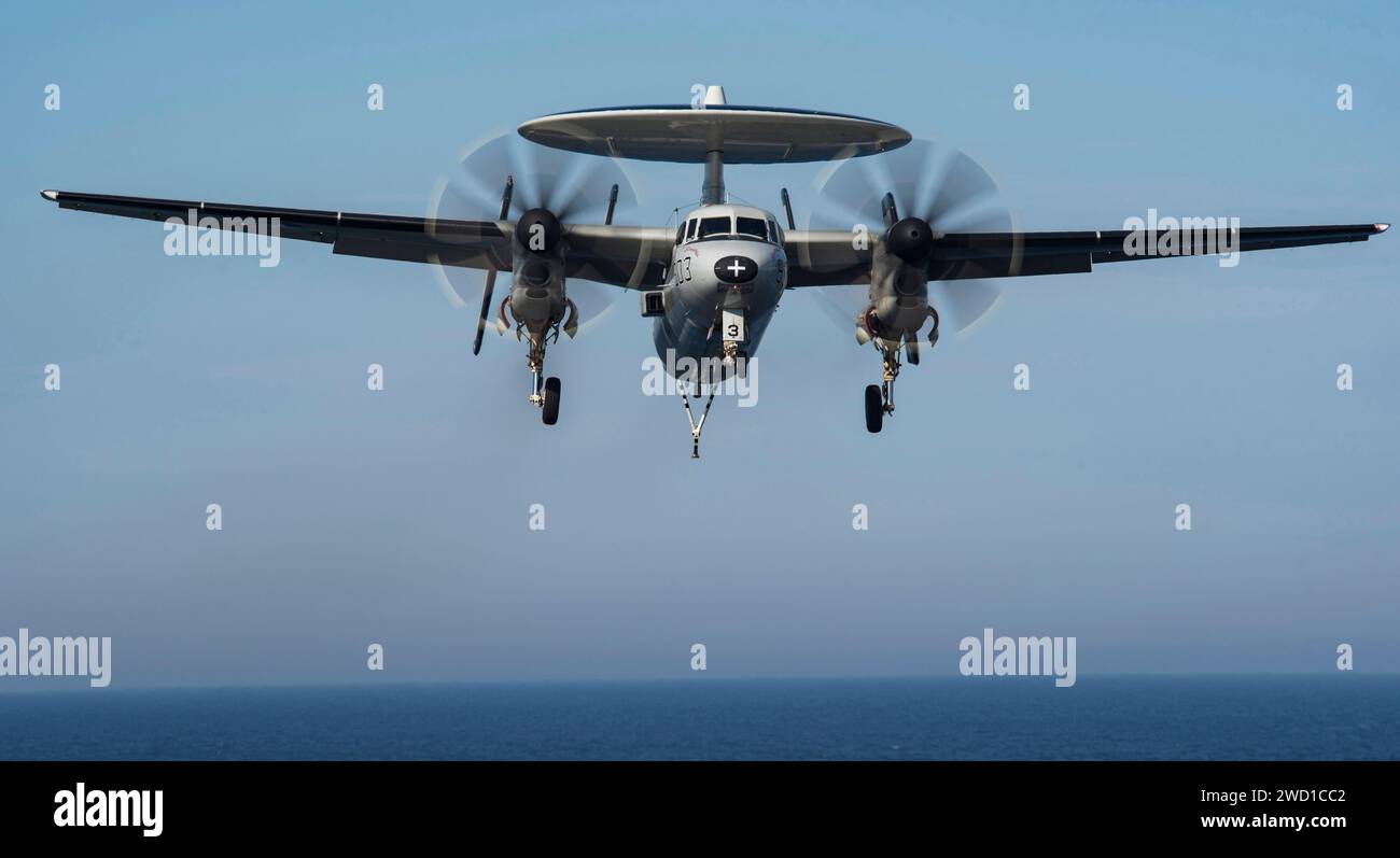 Eine E2-C Hawkeye Frühwarnung und Angriff fliegen über den Atlantik. Stockfoto