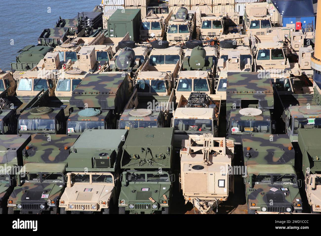 Militärfahrzeuge sitzen auf dem Oberdeck des Schwerlastschiffs Ocean Jazz, bevor sie entladen werden. Stockfoto