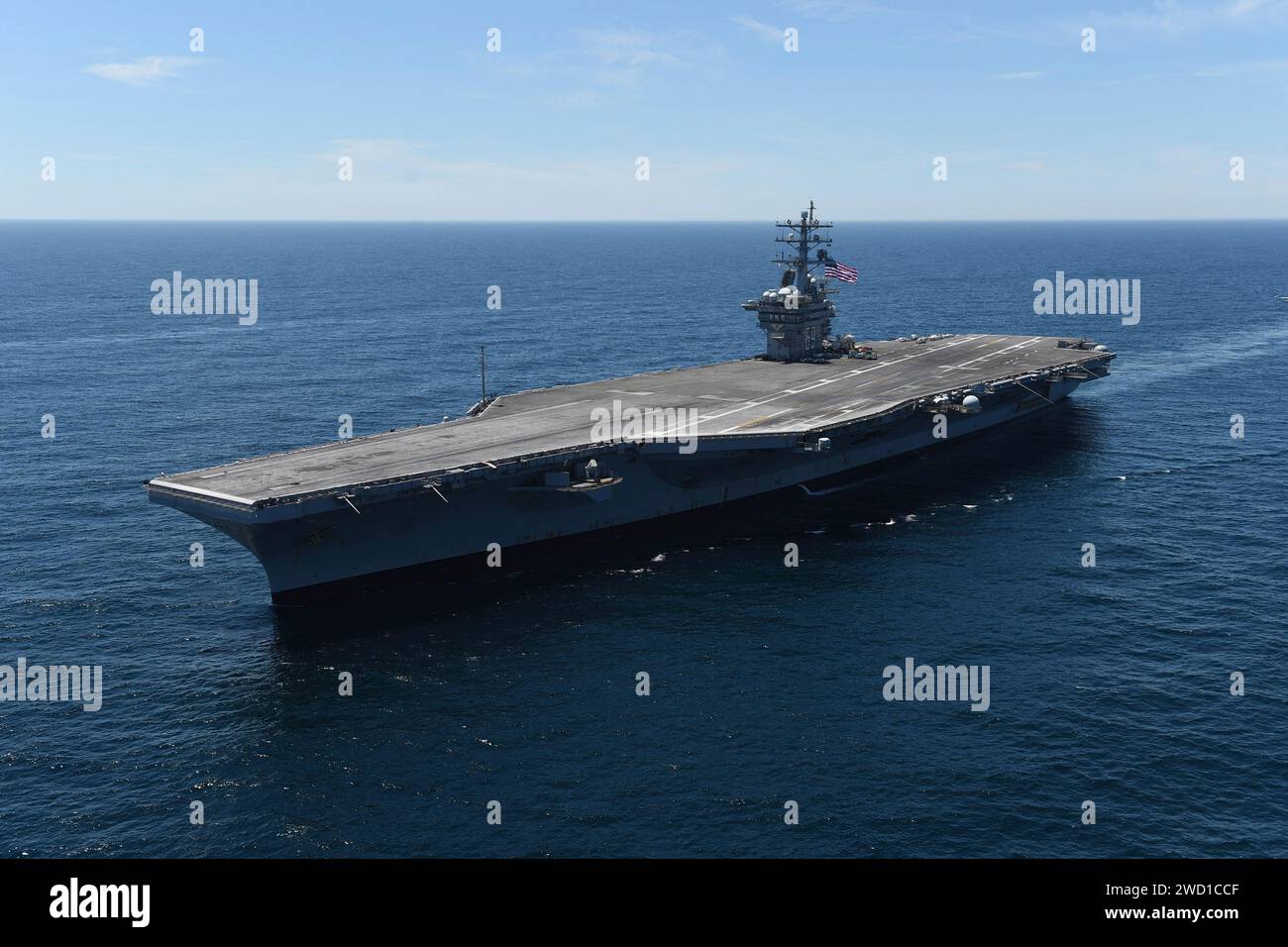 Der Flugzeugträger USS Dwight D. Eisenhower fliegt das nationale Fähnrich auf Halbmast. Stockfoto