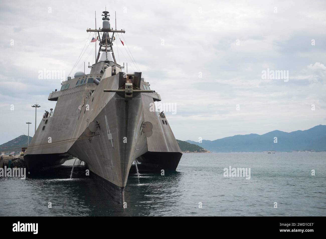 Das Küstenschiff USS Coronado liegt in Cam Ranh Bay, Vietnam. Stockfoto