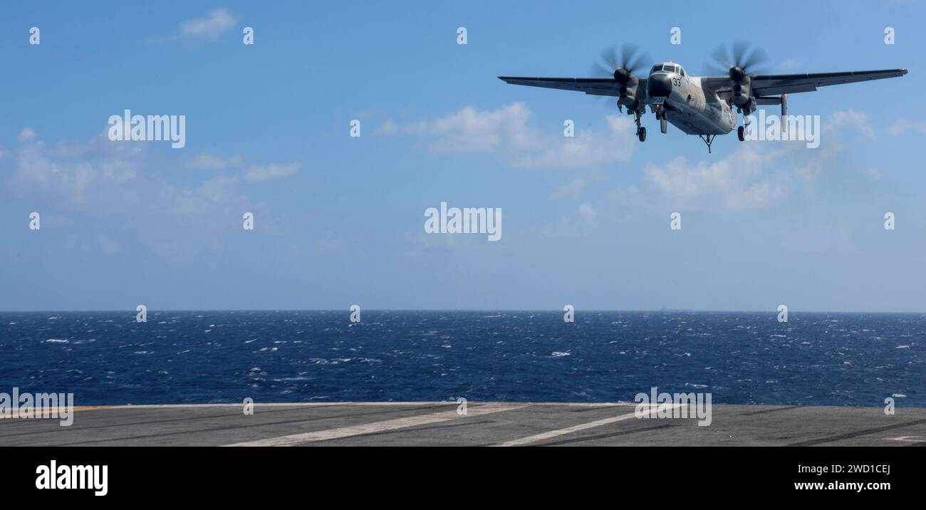 Ein C-2A Greyhound bereitet sich auf die Landung auf dem Flugdeck der USS Ronald Reagan vor. Stockfoto