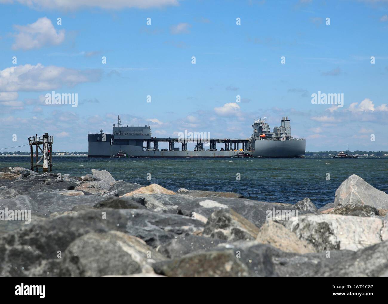 Das mobile Expeditionsschiff USNS Lewis B. Puller fährt zur Marinestation Norfolk, Virginia. Stockfoto