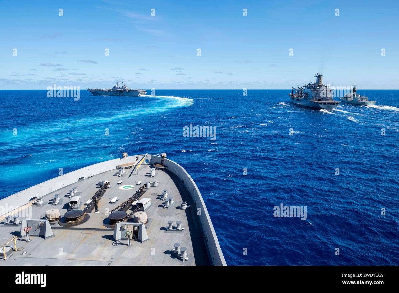 USS Green Bay, USS Bonhomme Richard, USNS Rappahannock und HMAS Anzac bereiten sich auf eine Auffüllung auf See vor. Stockfoto