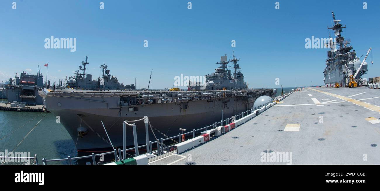 USS Wasp, USS Iwo Jima und USS Kearsarge liegen in Norfolk, Virginia. Stockfoto