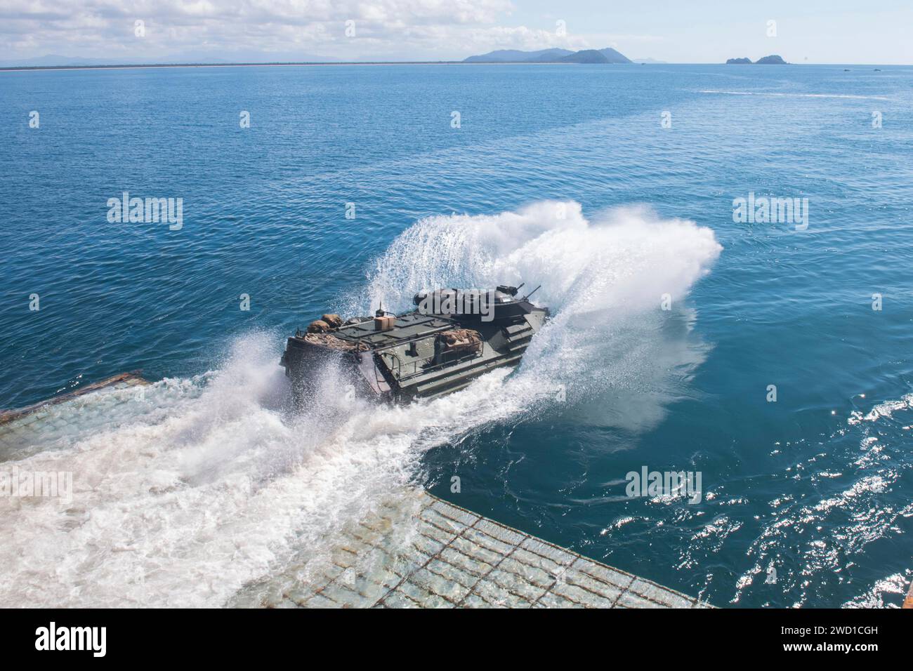 Ein amphibisches Angriffsfahrzeug verlässt das amphibische Angriffsschiff USS Ashland. Stockfoto