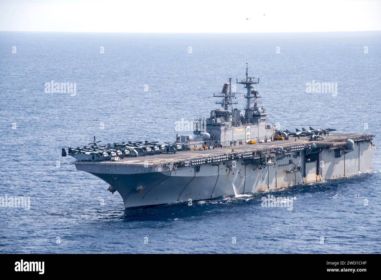 Das amphibische Angriffsschiff USS Bonhomme Richard durchquert das Korallenmeer. Stockfoto