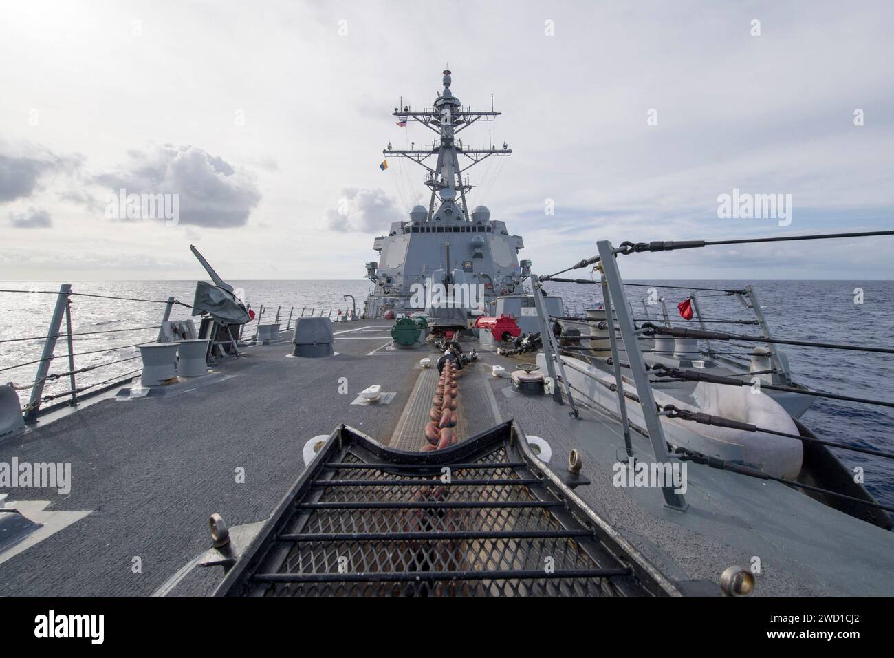 Die USS Sterett durchquert den Pazifik. Stockfoto