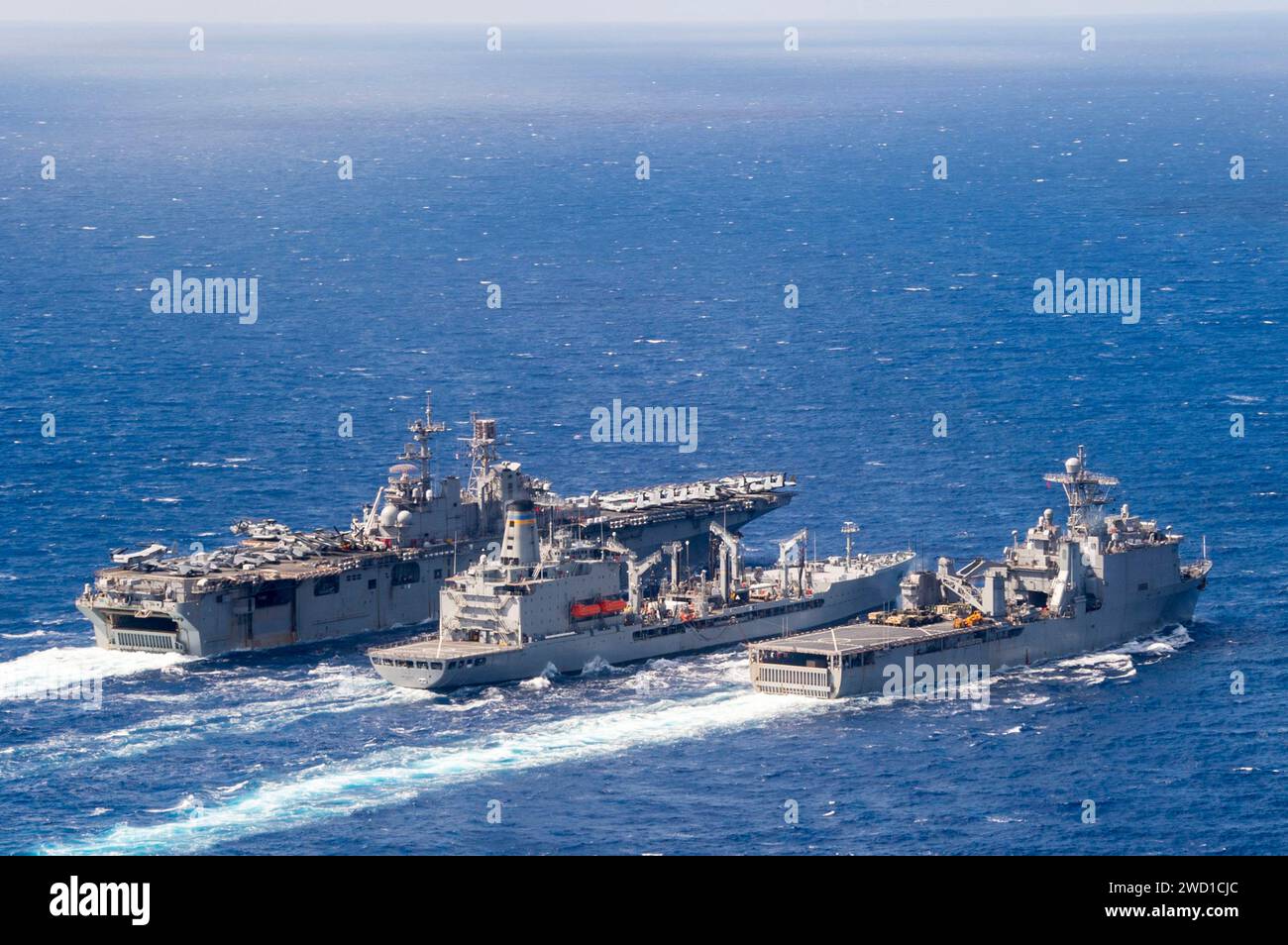 Die USS Bonhomme Richard ist neben der USNS John Ericcson und der USS Ashland unterwegs. Stockfoto