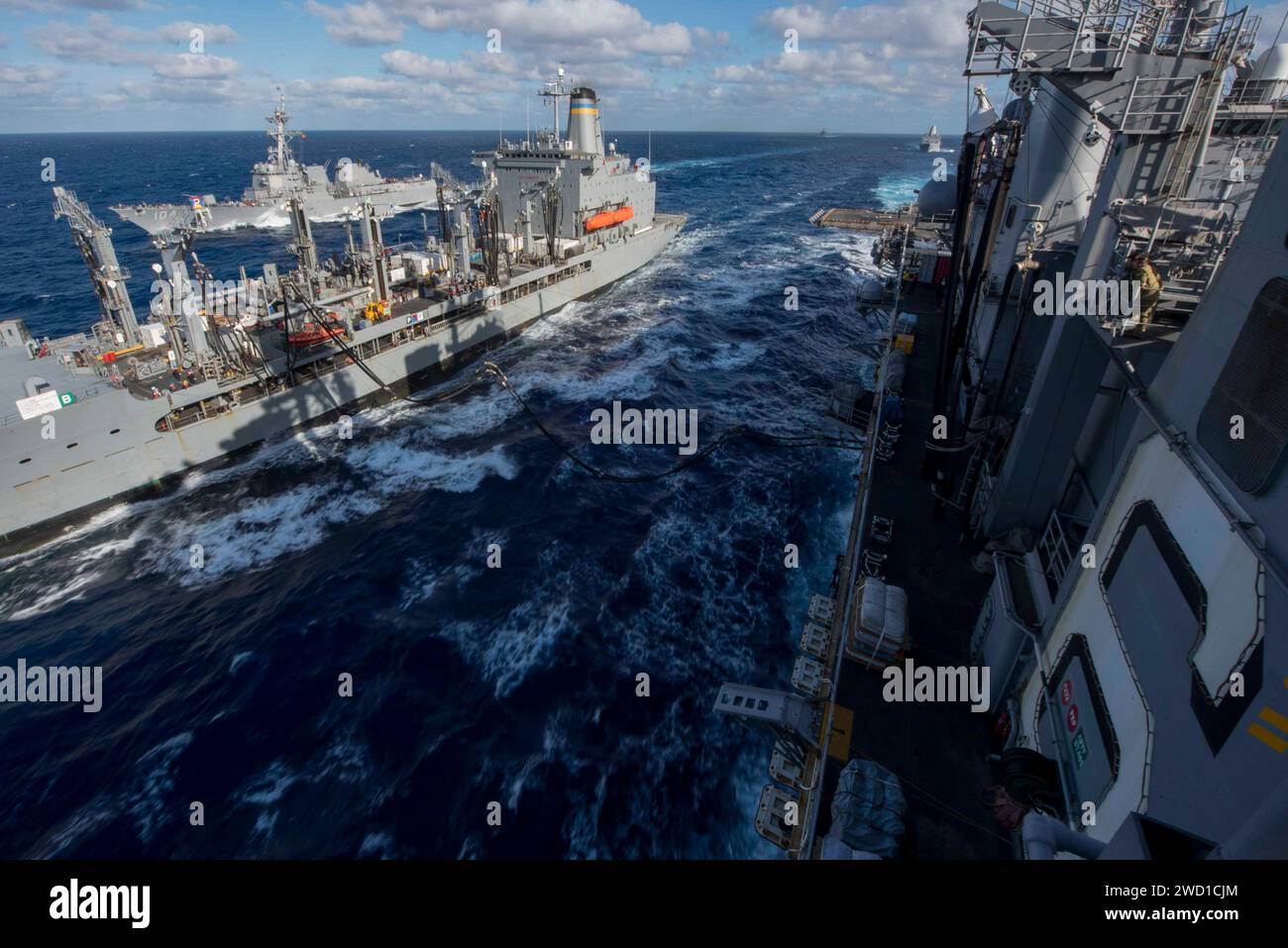 Der Fuhrpark-Nachschuböler USNS John Ericsson führt eine Nachschubaktion auf See mit der USS Bonhomme Richard durch. Stockfoto