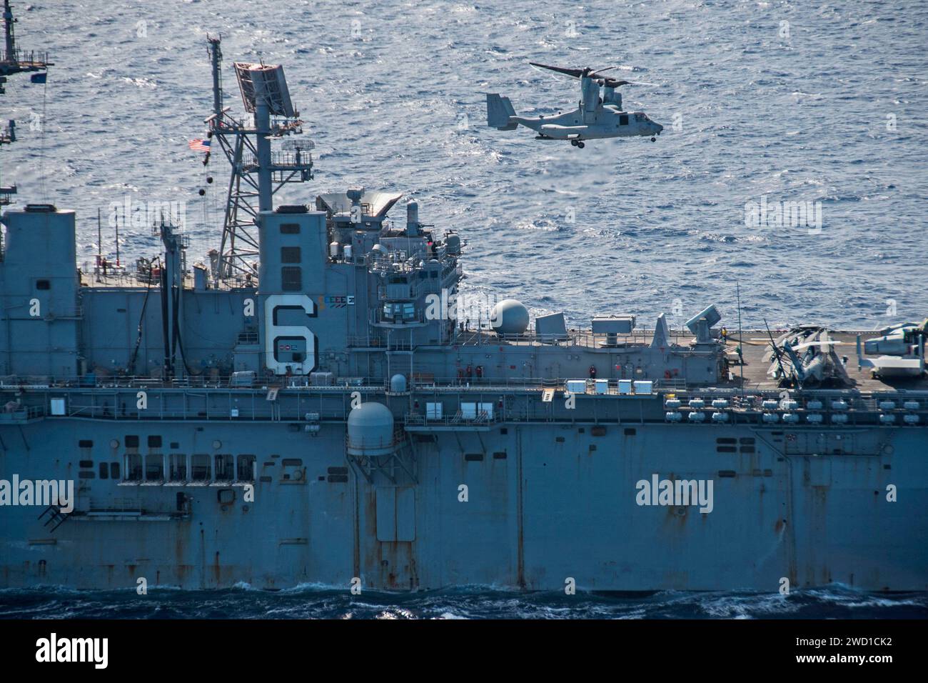 Ein MV-22B Osprey-Flugzeug landet auf dem Flugdeck der USS Bonhomme Richard. Stockfoto