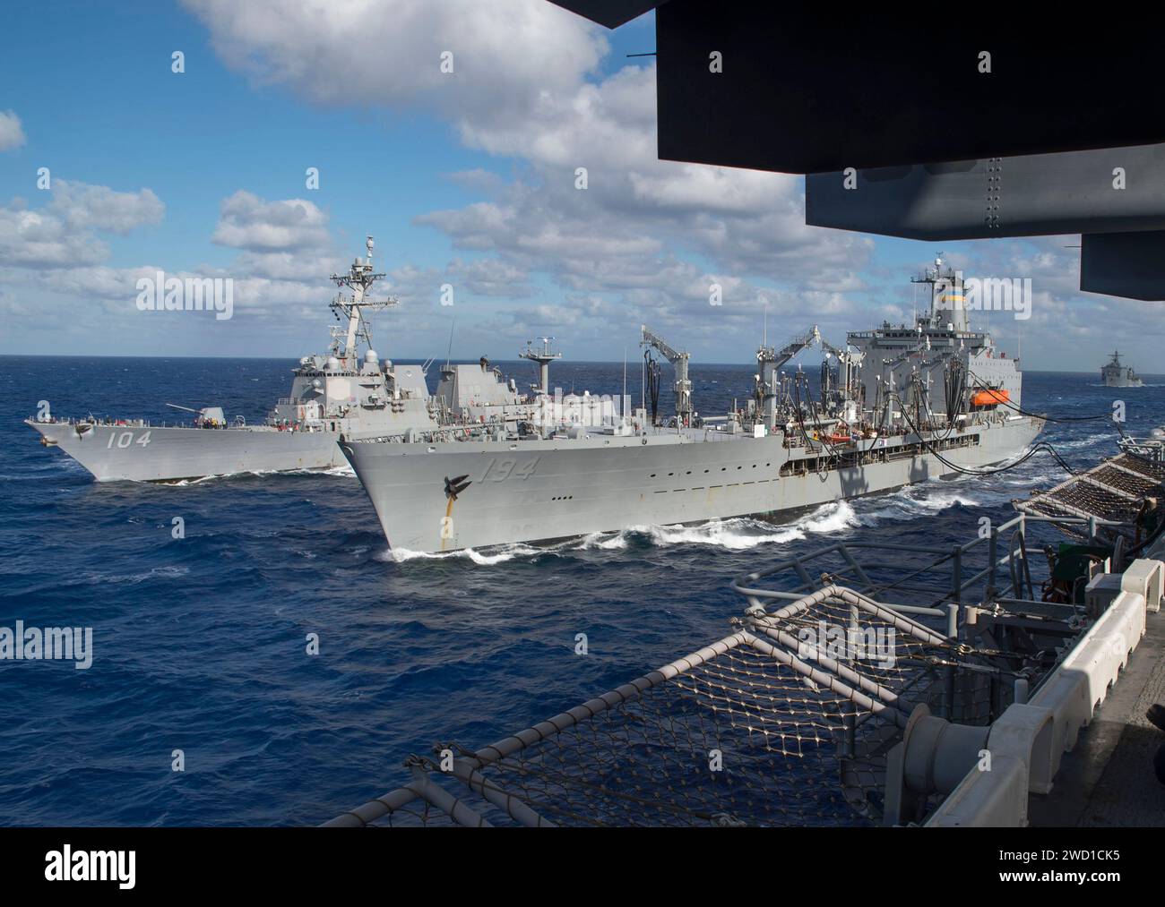 USNS John Ericsson betreibt die USS Bonhomme Richard und USS Sterett während einer Auffüllung auf See. Stockfoto