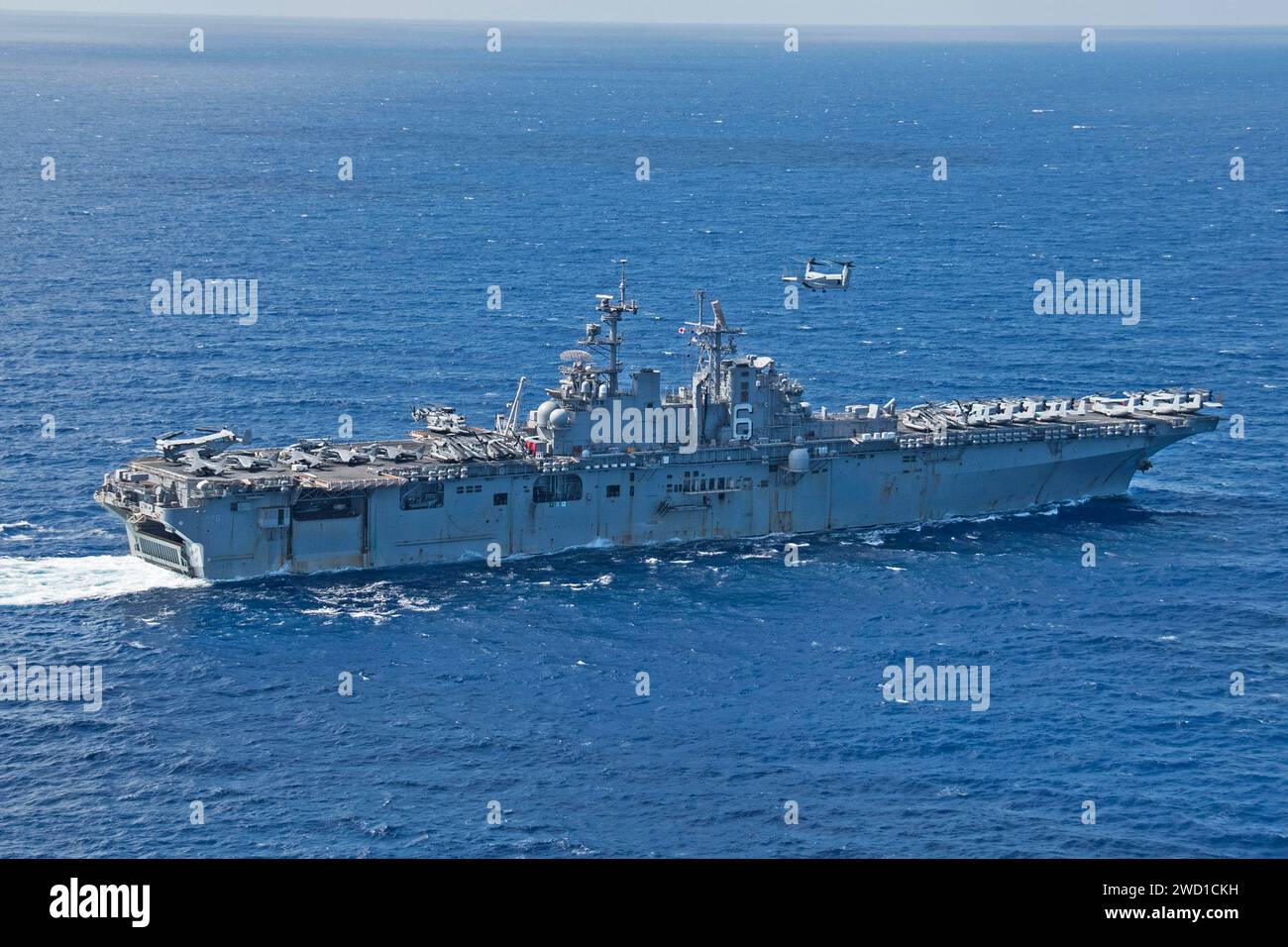 Das amphibische Angriffsschiff USS Bonhomme Richard durchquert die Cora-See. Stockfoto