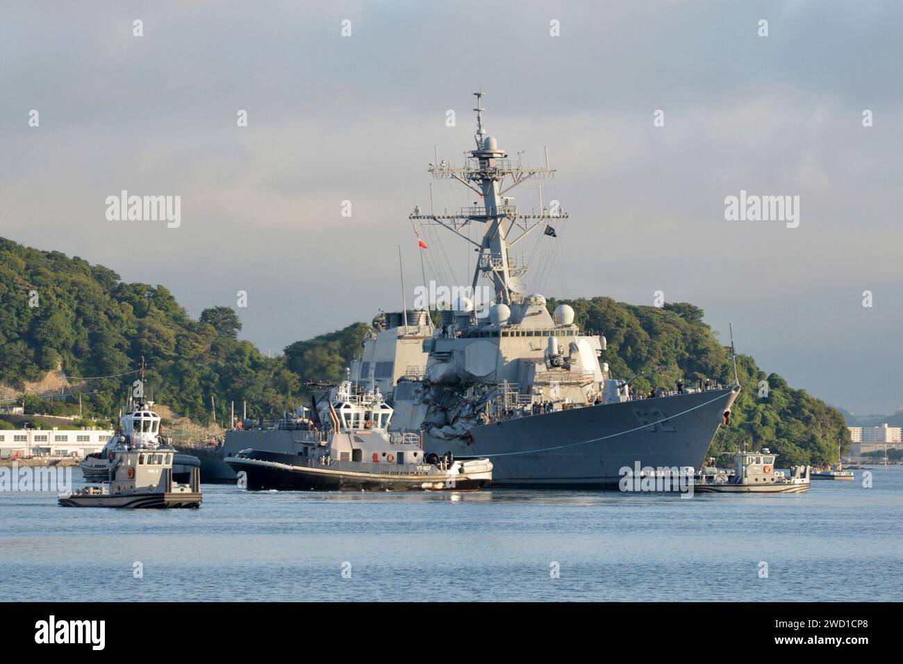 Das Schiff Menominee unterstützt den Raketenzerstörer USS Fitzgerald. Stockfoto