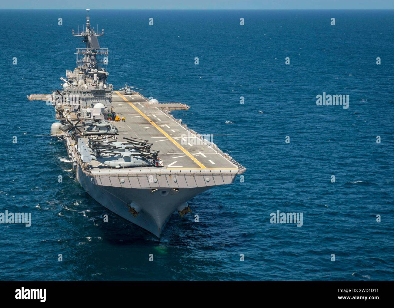 Das amphibische Angriffsschiff USS Iwo Jima durchquert den Atlantik. Stockfoto