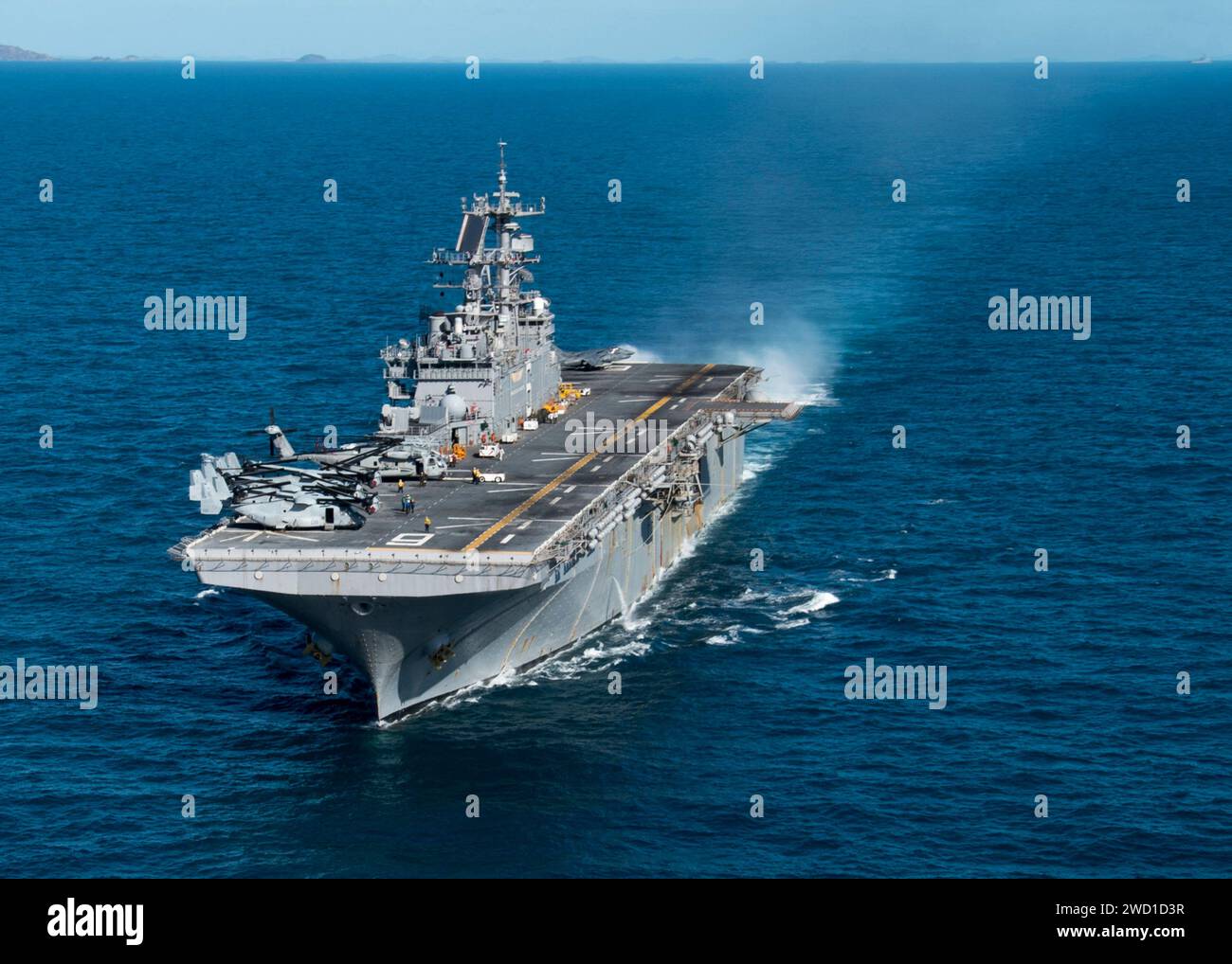 Das amphibische Angriffsschiff USS Bonhomme Richard führt eine vertikale Angriffsübung durch. Stockfoto