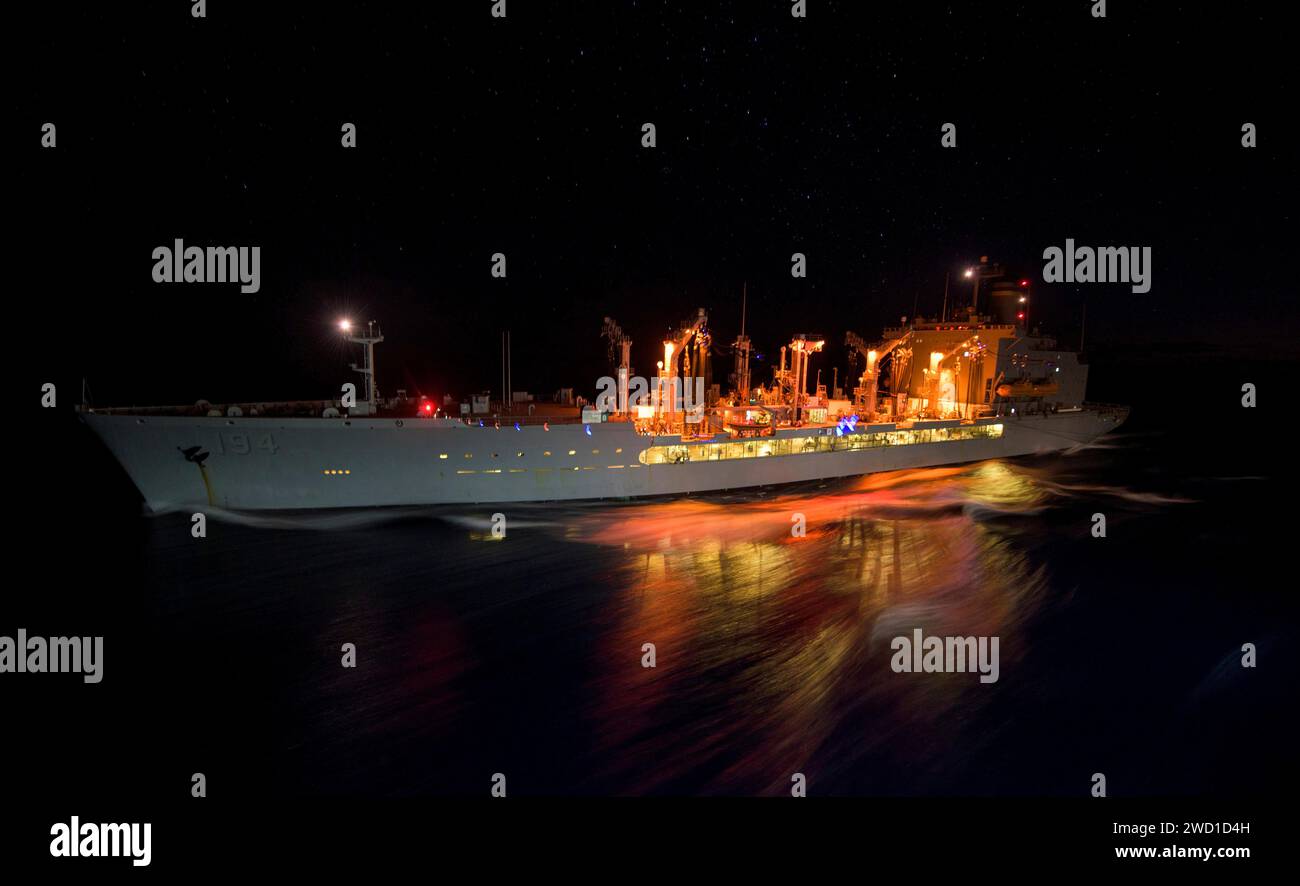 Flottenauffüllöler USNS John Ericsson durchquert nachts das Korallenmeer. Stockfoto