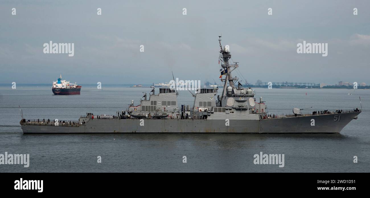 Der Raketenzerstörer USS Arleigh Burke verlässt die Marinestützpunkt Norfolk, Virginia. Stockfoto