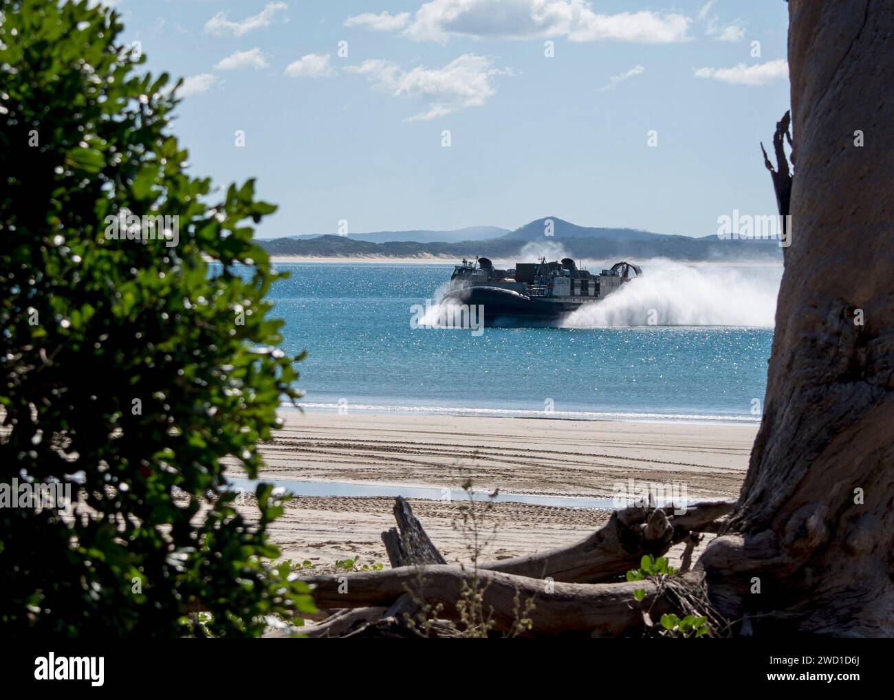 Ein Luftkissen des Landungsbootes landet am Freshwater Beach, Australien. Stockfoto