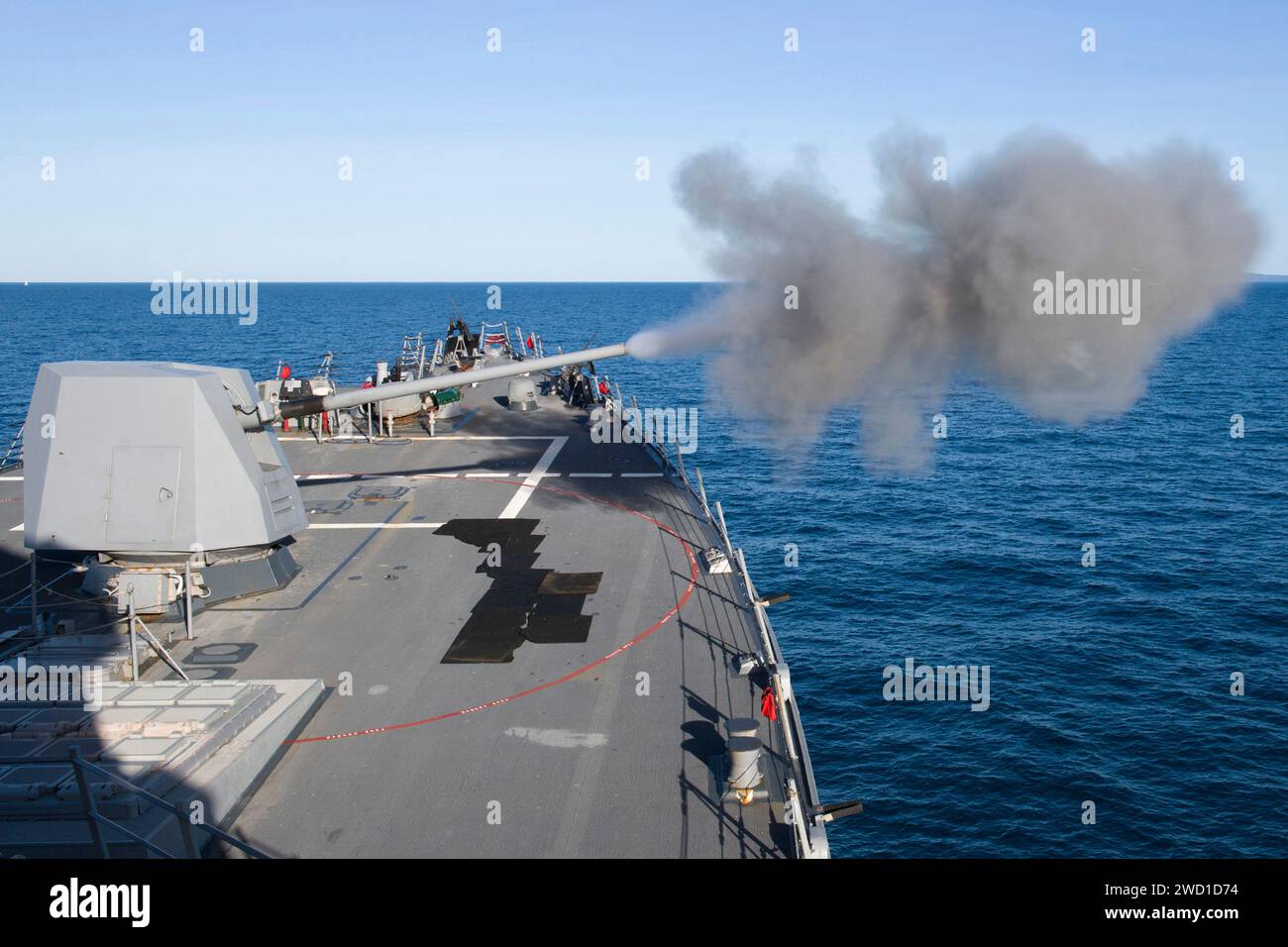 Der Raketenzerstörer USS Sterett feuert sein 5-Zoll-Geschütz MK 45 ab. Stockfoto