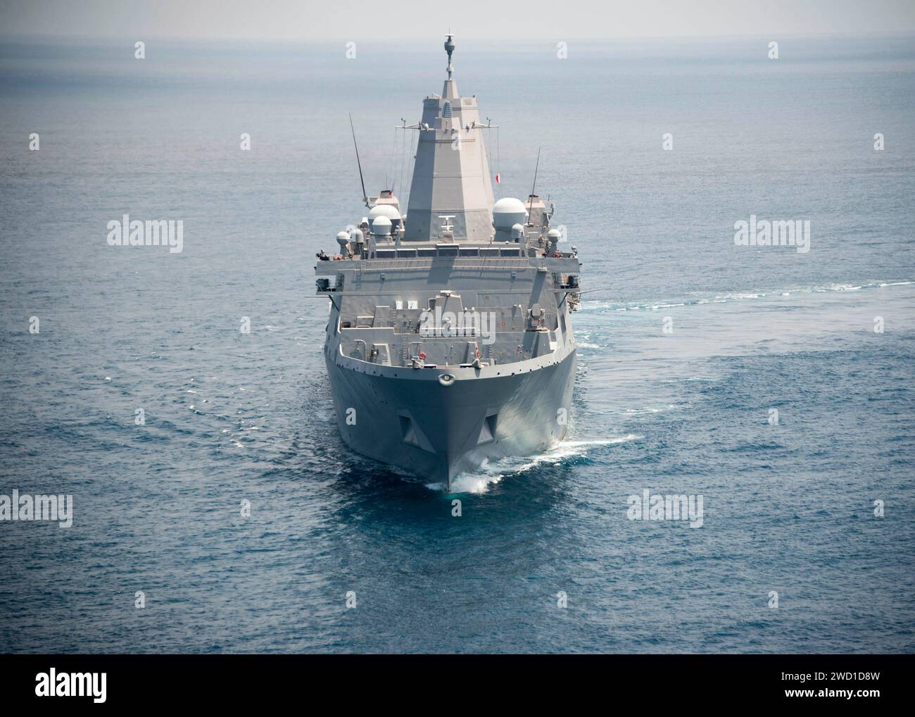 Das amphibische Transportschiff USS Anchorage durchquert den Pazifik. Stockfoto