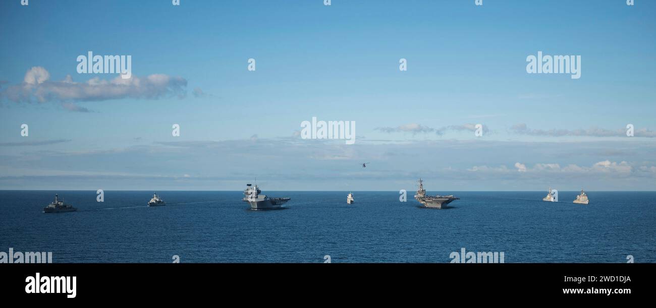 Eine Flotte von Marineschiffen der Royal Navy, der Royal Norwegian Navy und der U.S. Navy. Stockfoto