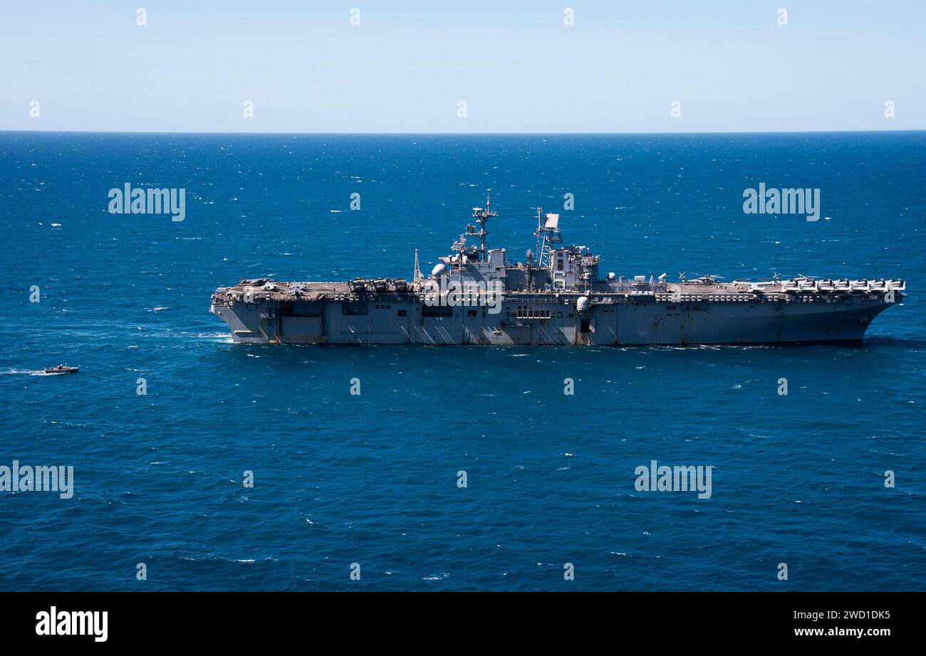 Das amphibische Angriffsschiff USS Bonhomme Richard durchquert das Korallenmeer. Stockfoto