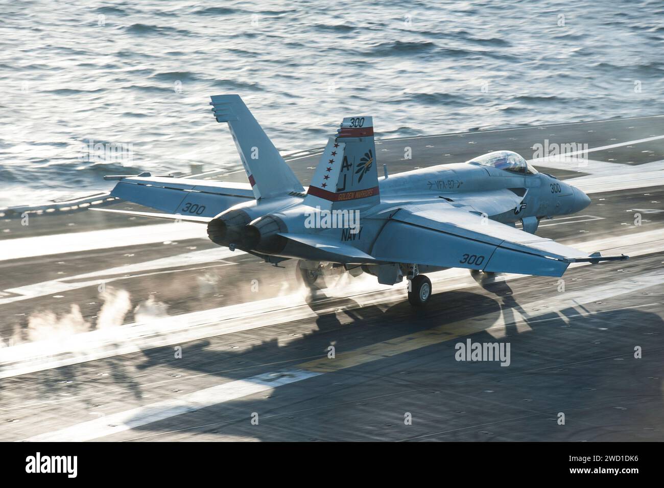 Eine F/A-18E Super Hornet startet vom Flugdeck der USS George H.W. Bush. Stockfoto Eine F/A-18E Super Hornet startet vom Flugdeck der USS George H.W. Bush. Stockfoto
