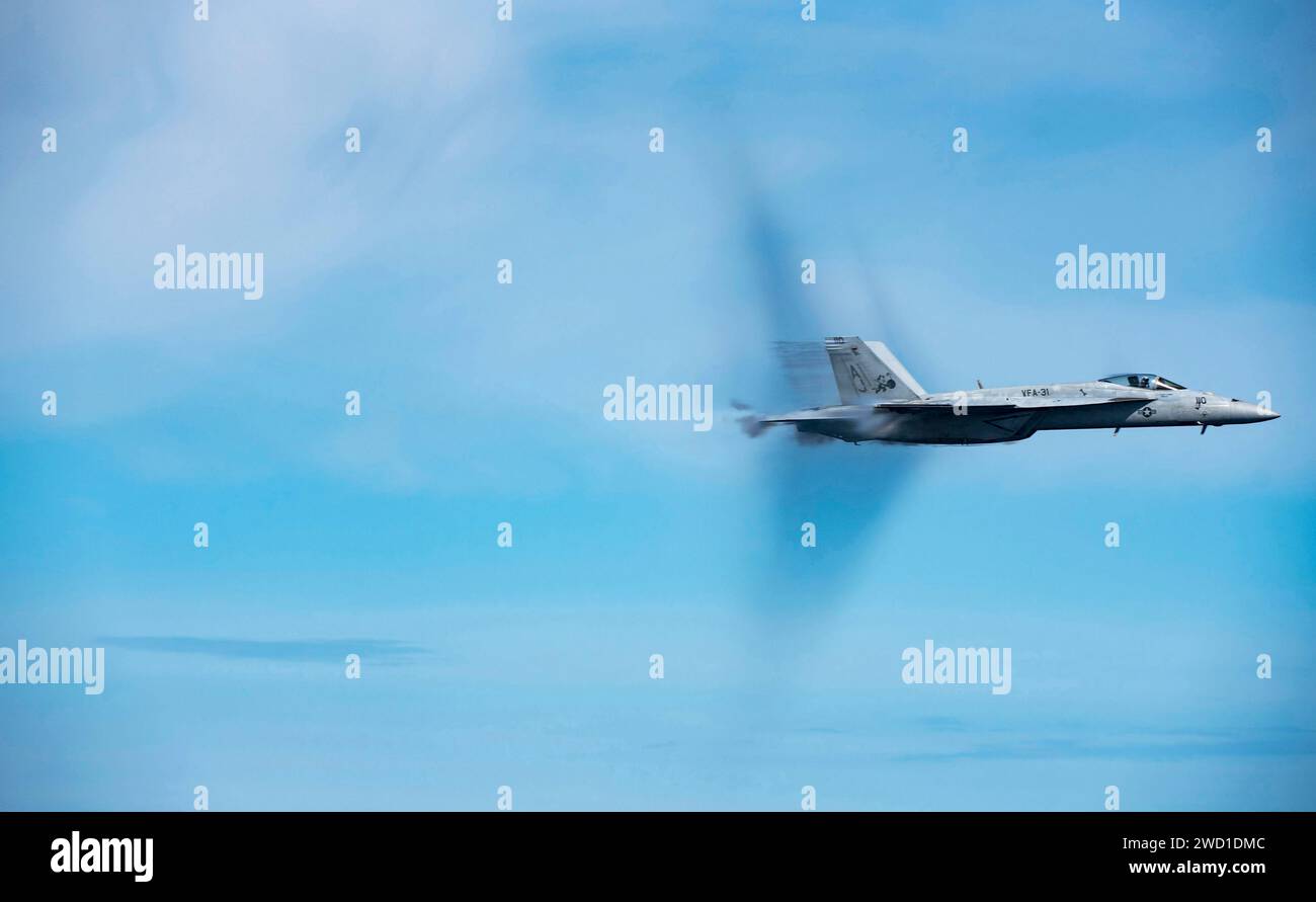 Eine F/A-18E Super Hornet durchbricht die Schallmauer. Stockfoto