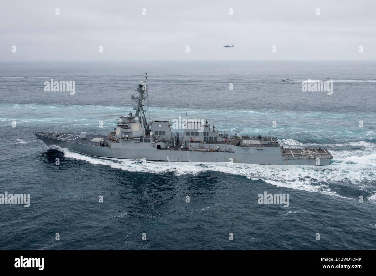 Der Raketenzerstörer USS Halsey durchquert den Pazifik. Stockfoto