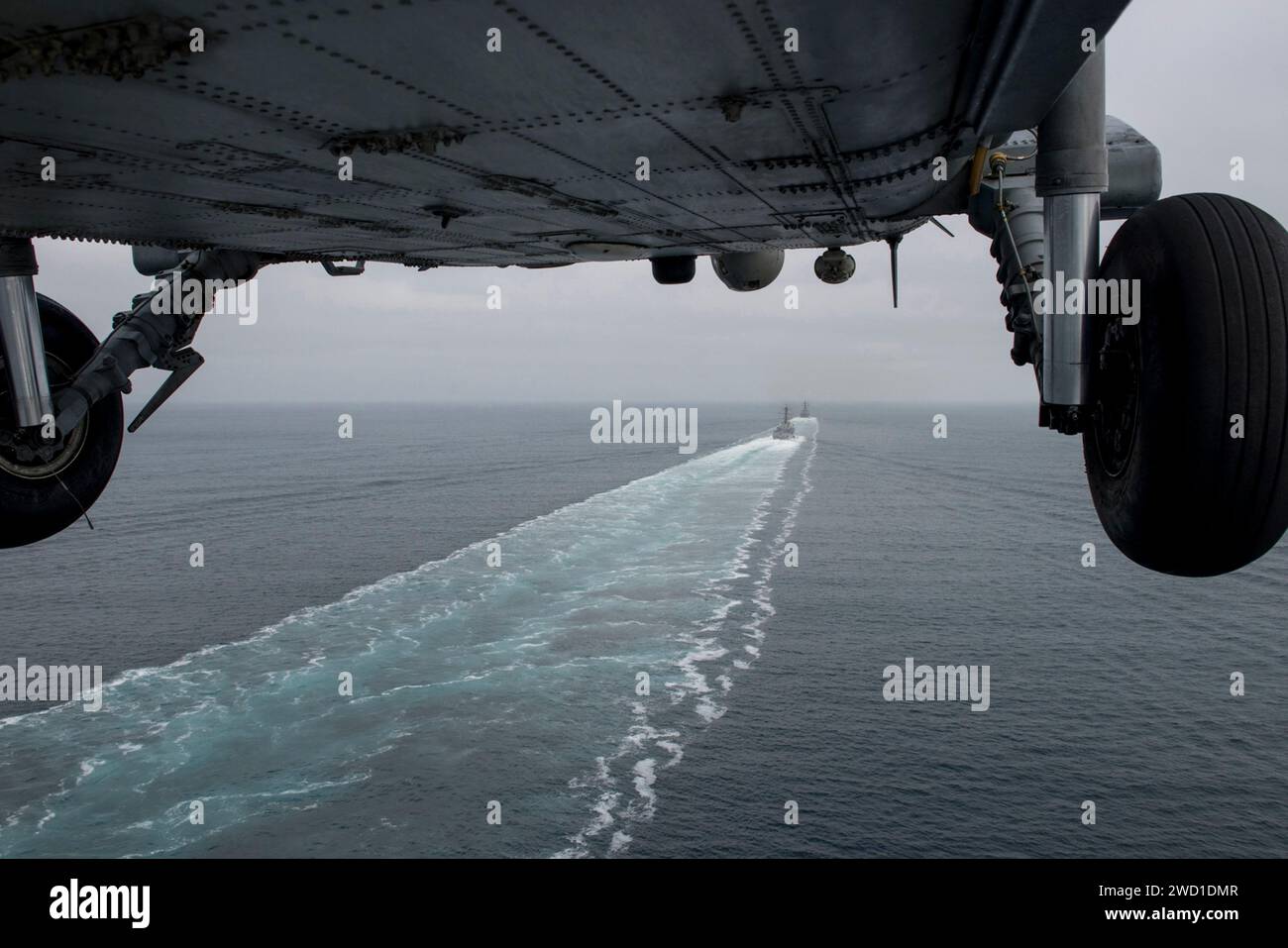 Die Raketenzerstörer USS Sampson und USS Higgins durchqueren den Pazifik. Stockfoto