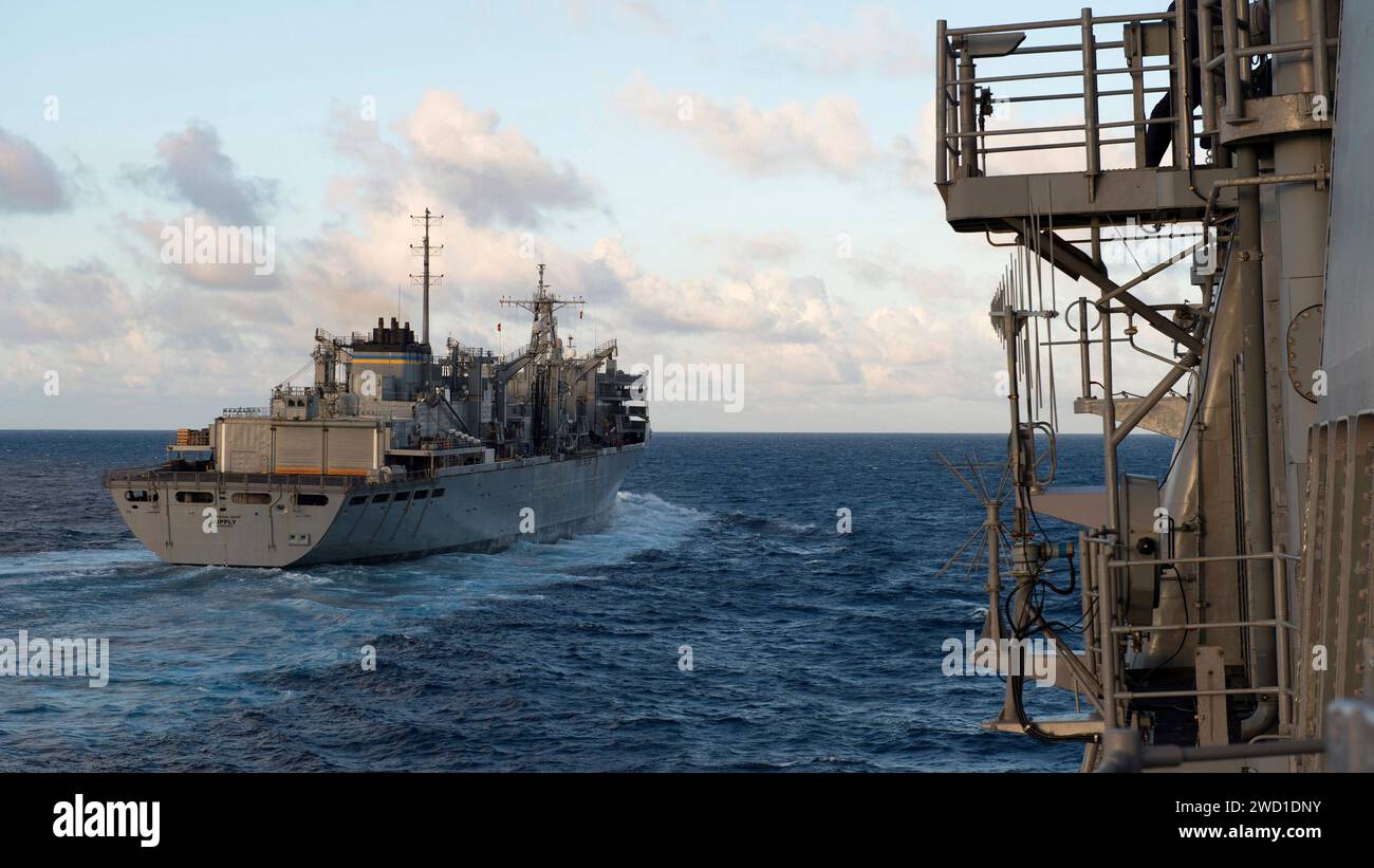 Das Schnellkampfschiff USNS Supply fährt an der USS Philippine Sea entlang. Stockfoto