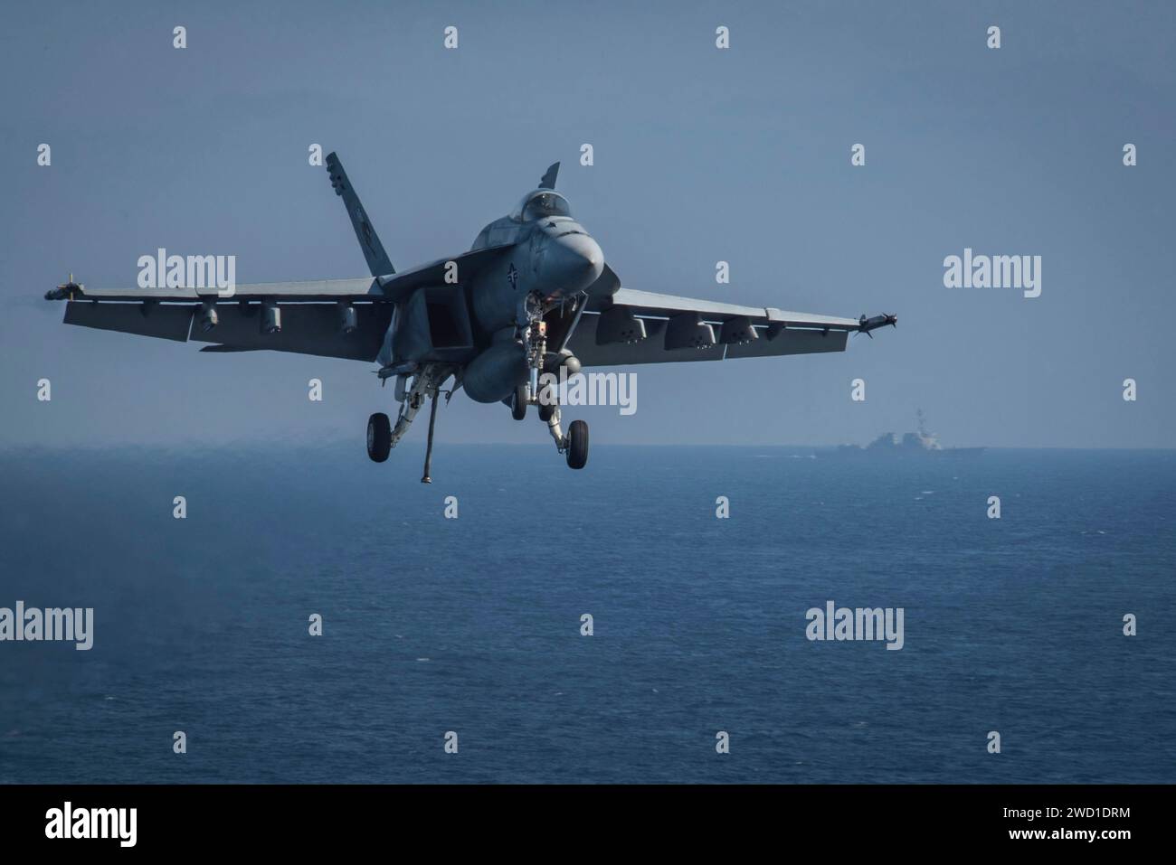 Eine F/A-18E Super Hornet bereitet sich auf die Landung vor. Stockfoto