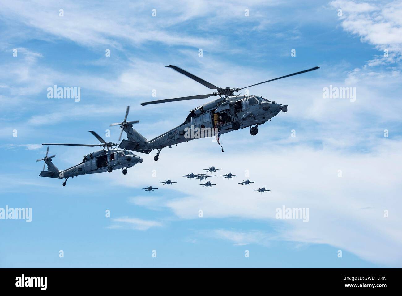 MH-60S Sea Hawk Hubschrauber, F/A-18 Super Hornets und eine E-2C Hawkeye im Flug. Stockfoto MH-60S Sea Hawk Hubschrauber, F/A-18 Super Hornets und eine E-2C Hawkeye im Flug. Stockfoto