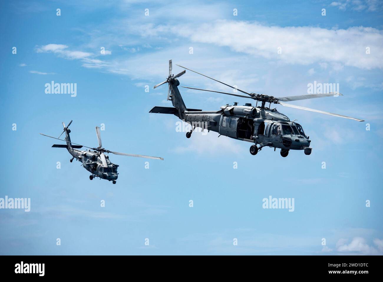 Zwei MH-60S Sea Hawk Hubschrauber führen Flugoperationen durch. Stockfoto Zwei MH-60S Sea Hawk Hubschrauber führen Flugoperationen durch. Stockfoto