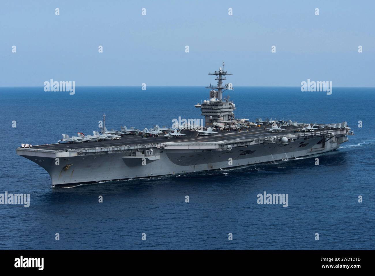 Der Flugzeugträger USS Theodore Roosevelt durchquert den Pazifik. Stockfoto