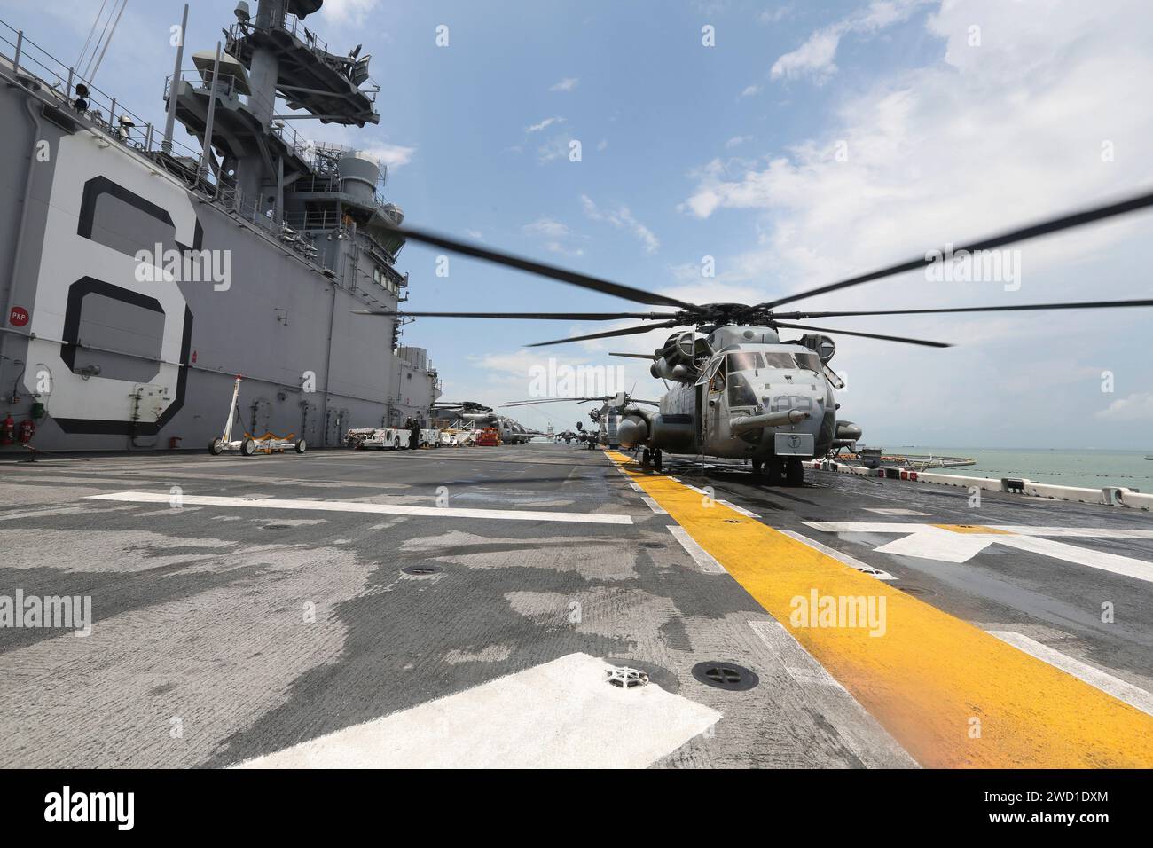 Ein CH-53E Super Stallion Hubschrauber an Bord des amphibischen Angriffsschiffs USS America. Stockfoto