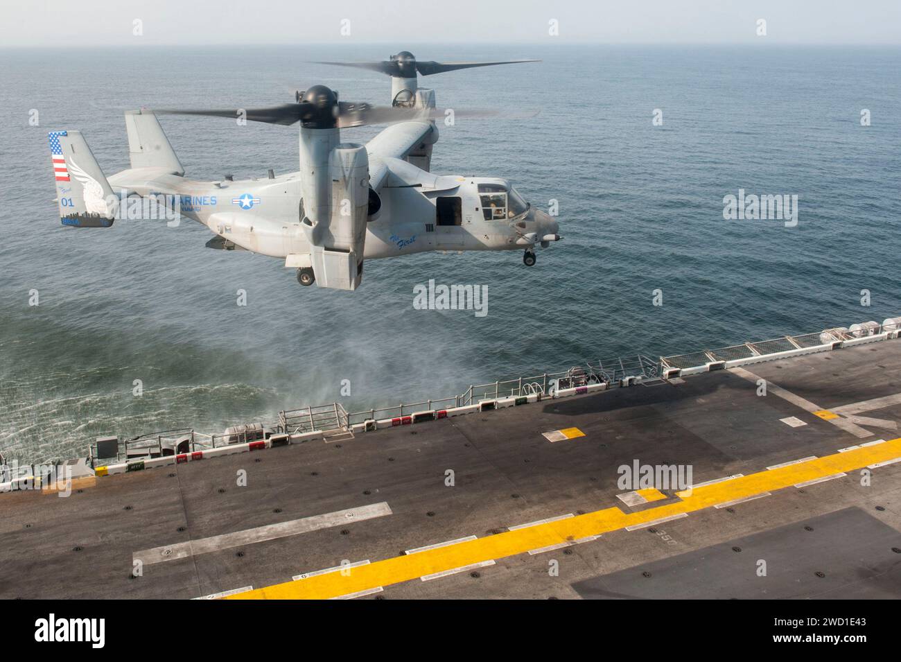 Eine MV-22B Osprey landet auf dem Flugdeck des amphibischen Angriffsschiffs USS America. Stockfoto